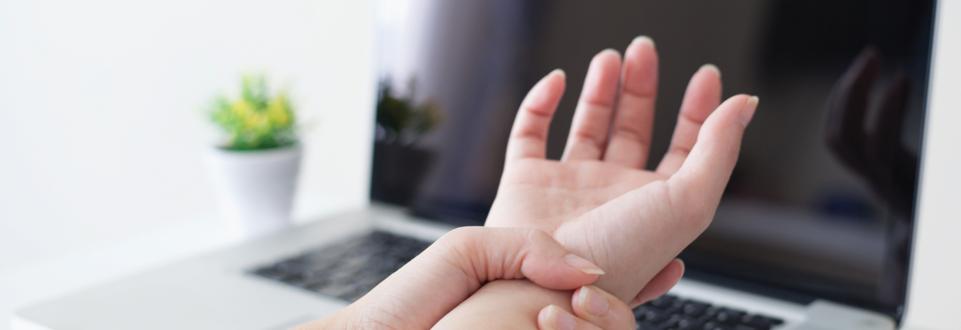 de-quervains-tenosynovitis-causes-symptoms-and-prevention