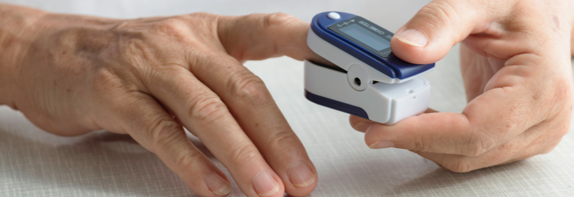 how-to-use-pulse-oximeter-at-home-for-coronavirus-patients